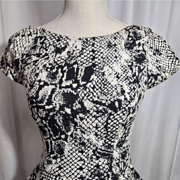 Bebe Womens Size XS Black White Peplum Dress Cap Sleeves Bodycon Fit - Picture 4 of 8